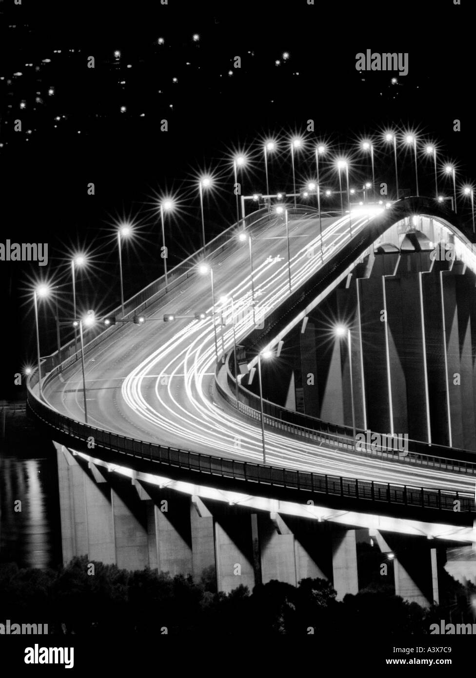 Foto in bianco e nero di luci auto oltre il ponte Derwent Hobart Tasmania Australia foto da Bruce Miller Foto Stock