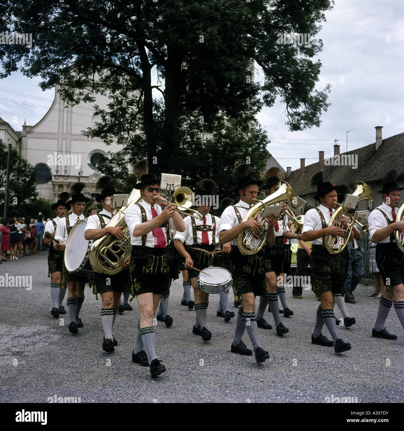 Geografia / viaggio, Germania, Baviera, tradizione / folklore, processione festiva, banda di ottone, Weilheim, Foto Stock
