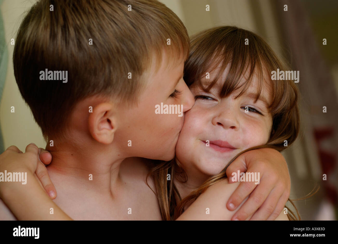 Ragazzo baciare una ragazza sulla guancia Foto Stock