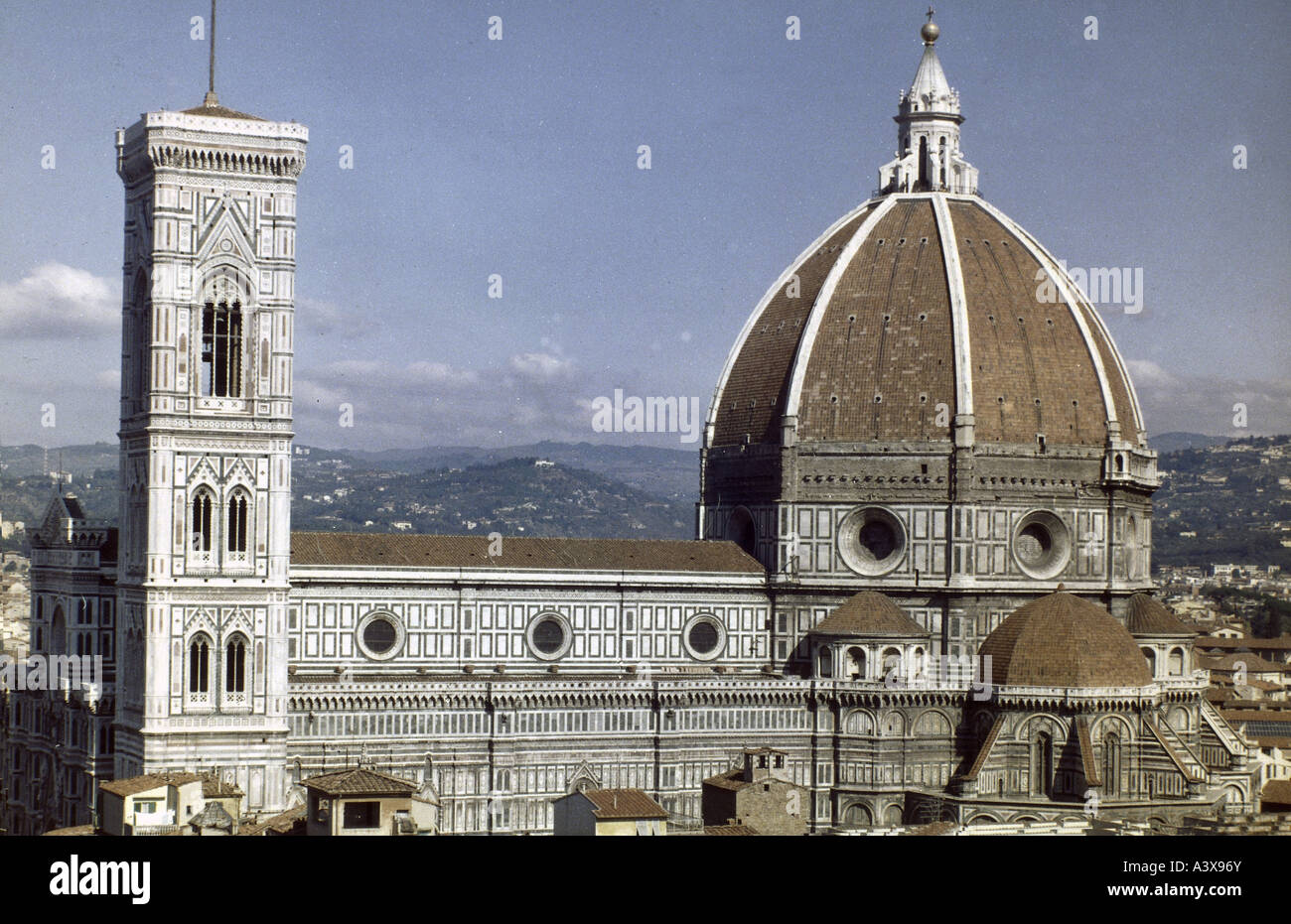 Geografia/viaggi, Italia, Firenze, Chiese, Duomo di Santa Maria del Fiore, costruito 1294 - 1436, vista esterna, torre campanaria 1334 - 133 Foto Stock