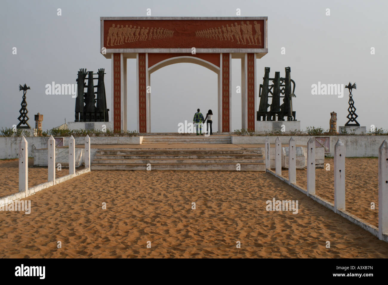 Punto di non ritorno memorial in onore di uscire schiavi , Route des esclaves , Ouidah , Benin Foto Stock