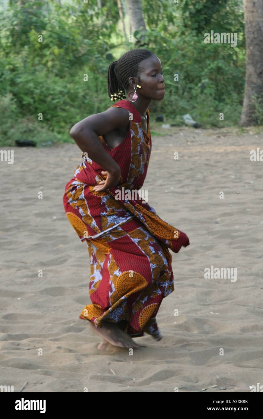 Signora eseguendo il voodoo danza , Grand Popo , Benin Foto Stock