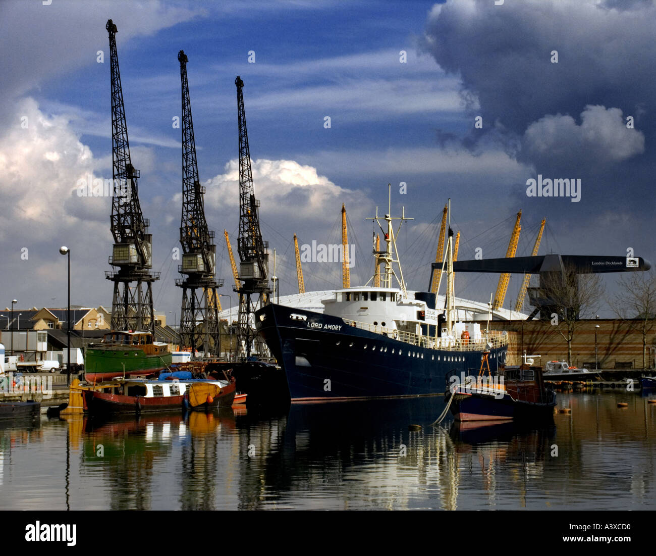 Docklands Londra Inghilterra REGNO UNITO Millennium Dome in massa posteriore Foto Stock