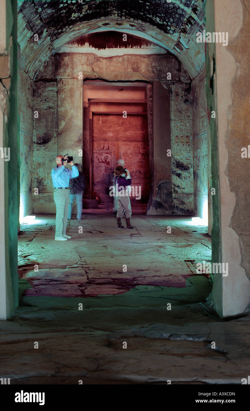 White caucasian turisti all'interno del tempio di Abydos in Egitto una è la realizzazione di un video con una telecamera Foto Stock