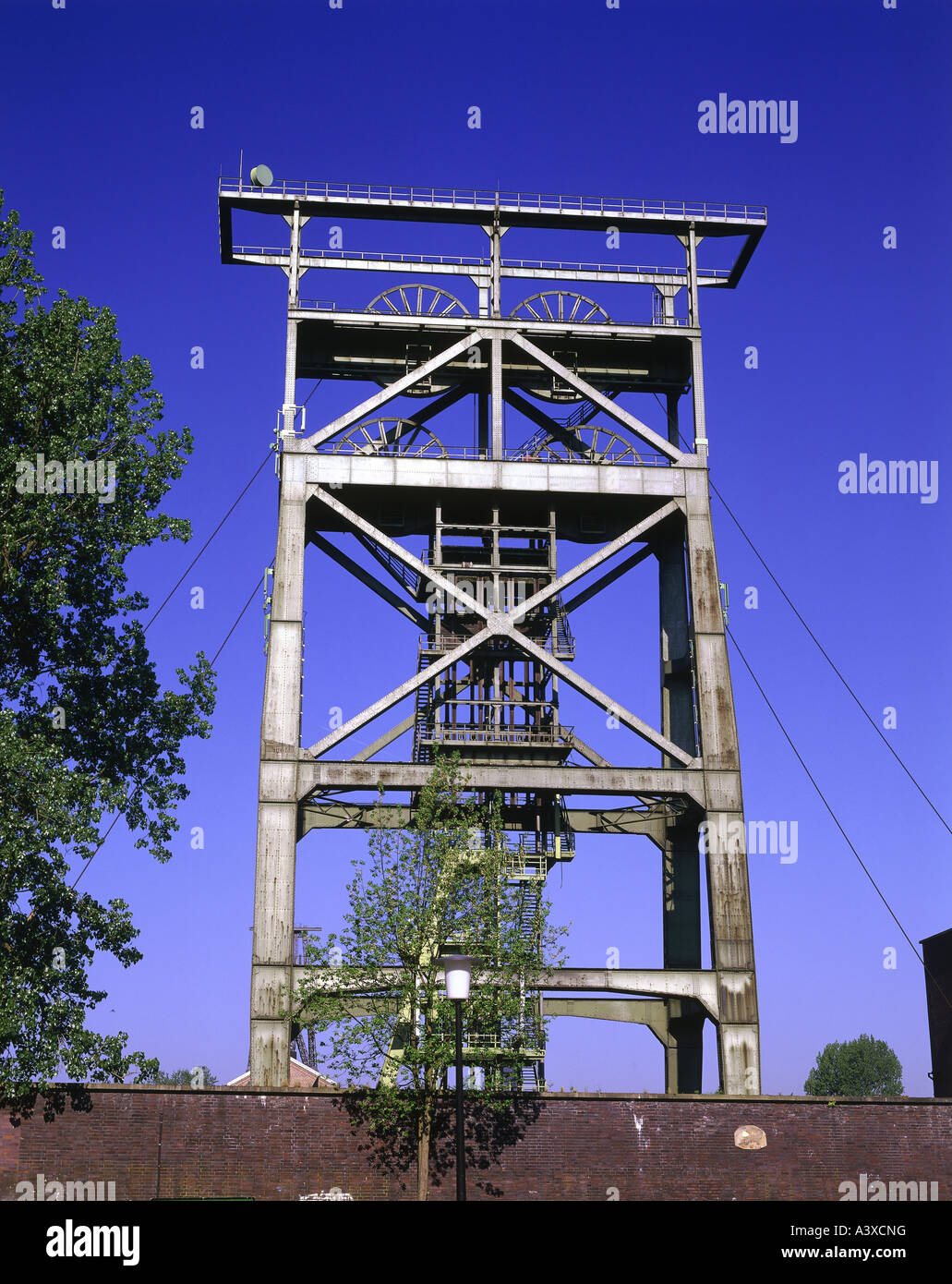 Geografia / viaggi, in Germania, in Renania settentrionale-Vestfalia, Dortmund, edifici, colliery Gneisenau, Doppelbock miniera, albero esterno vi Foto Stock
