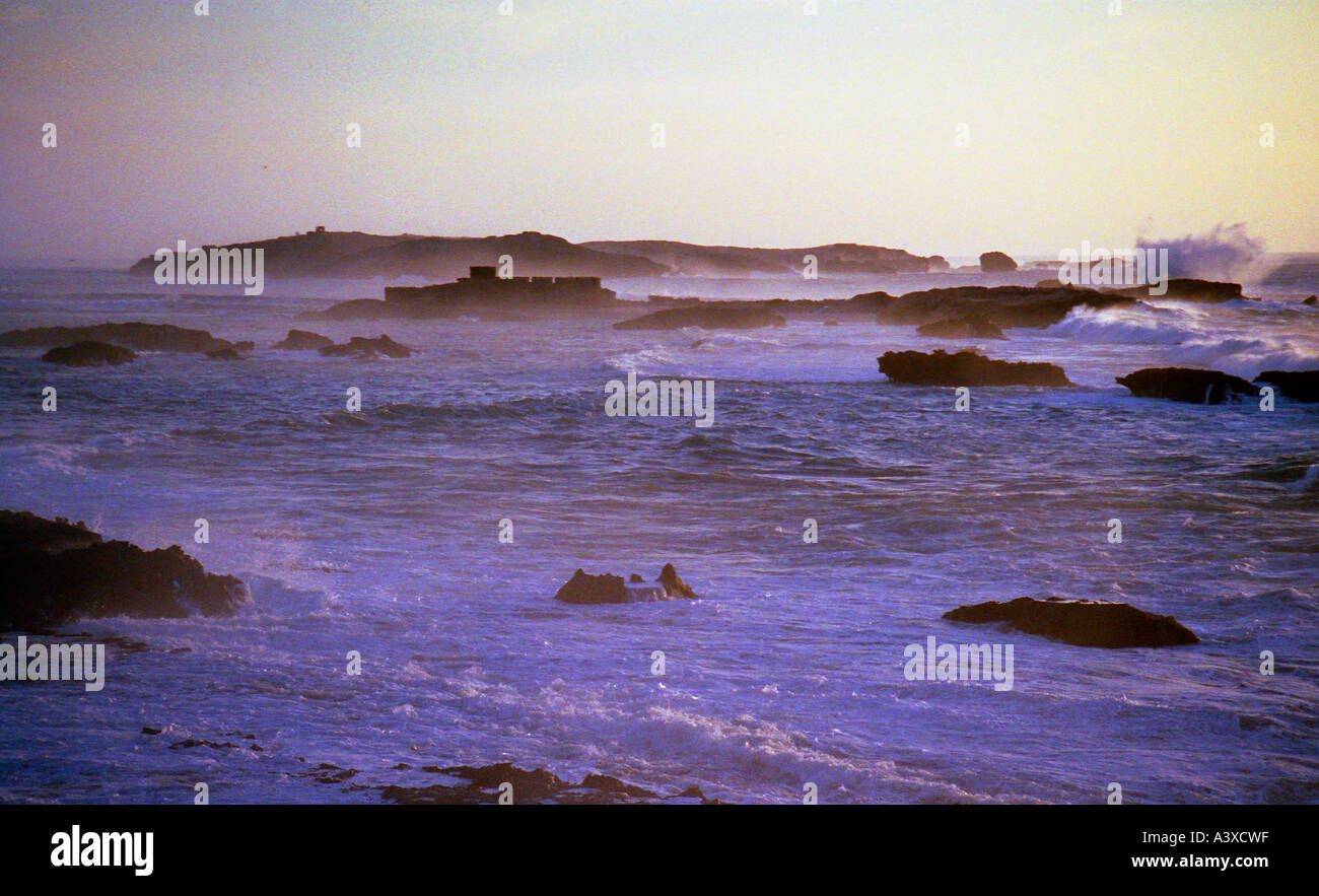 Vista al tramonto del Ile de Mogador dal porto fortificato a Essaouira, Marocco Foto Stock