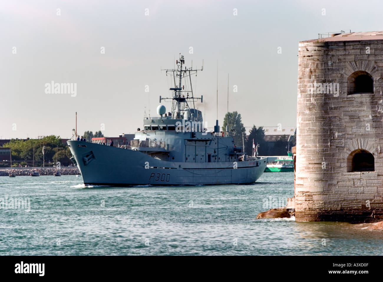 Royal Navy HMS Lindisfarne la protezione della pesca e la nave pattuglia a Portsmouth Foto Stock