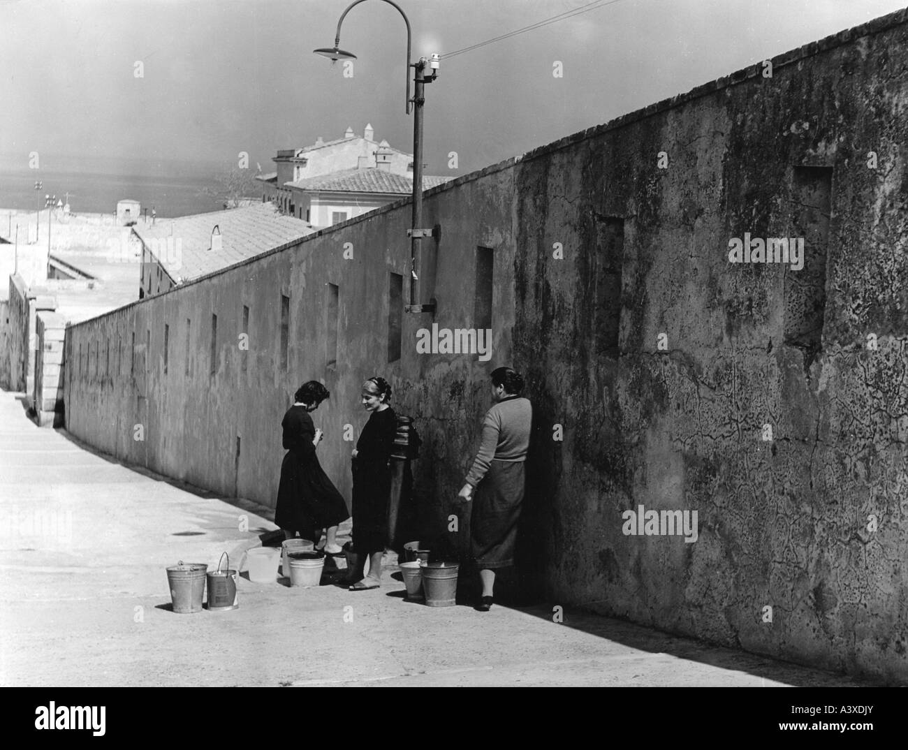 Geografia / viaggio, Italia, isola d'Elba, città, Portoferraio, scene di strada, donne alla fontana di Bastione dei Mulini, 1950s, , Foto Stock