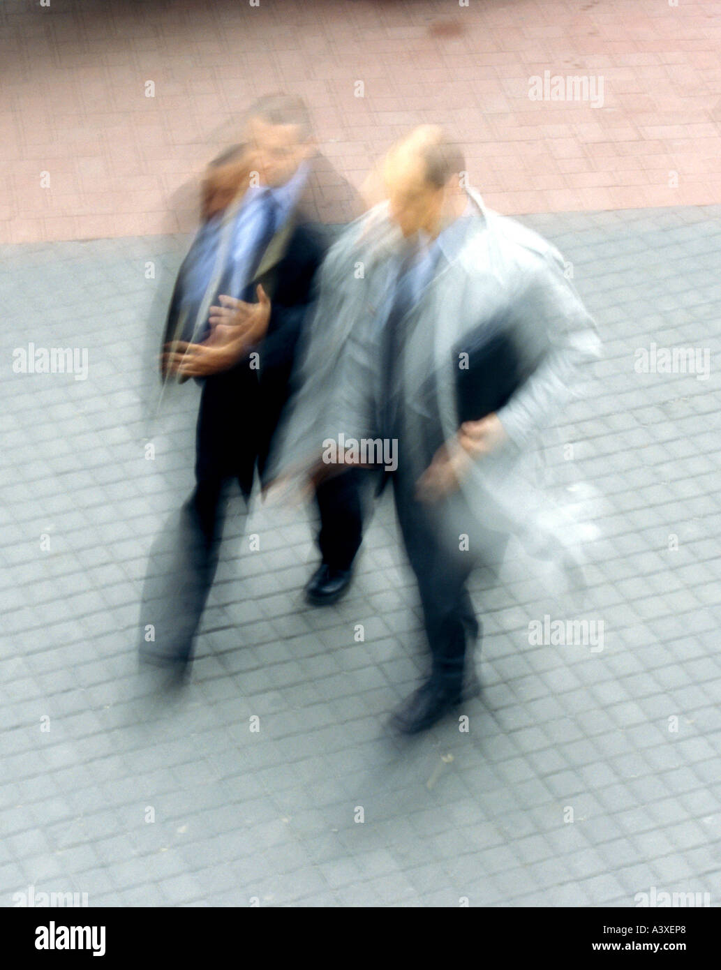 Uomo che cammina sfocatura in movimento Foto Stock