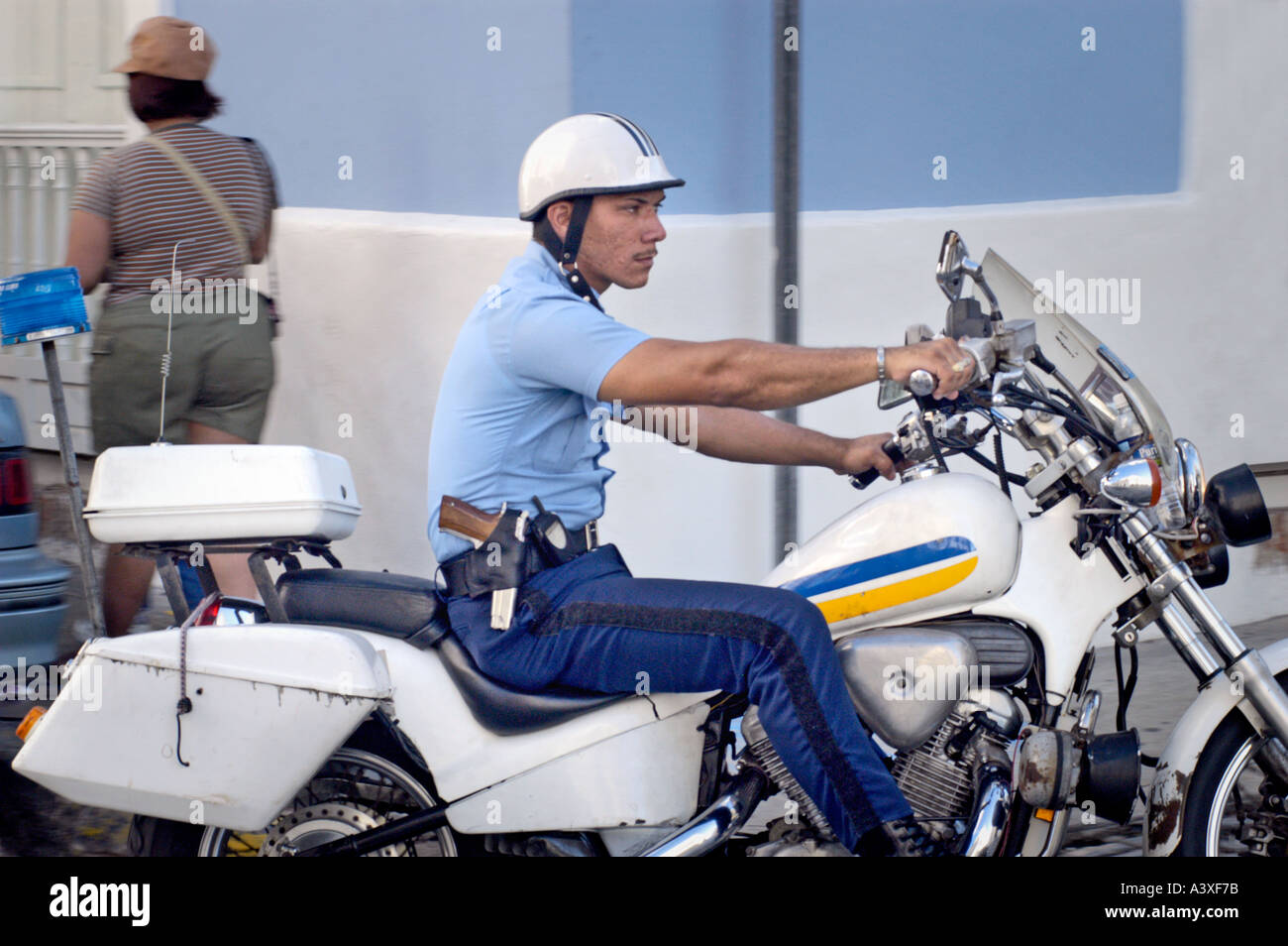 La polizia di Puerto Rico San Juan con i telefoni cellulari e le pistole e uniformi Foto Stock
