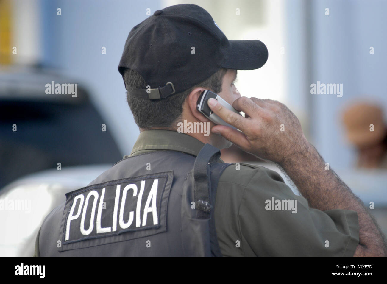 La polizia di Puerto Rico San Juan con i telefoni cellulari e le pistole e uniformi Foto Stock