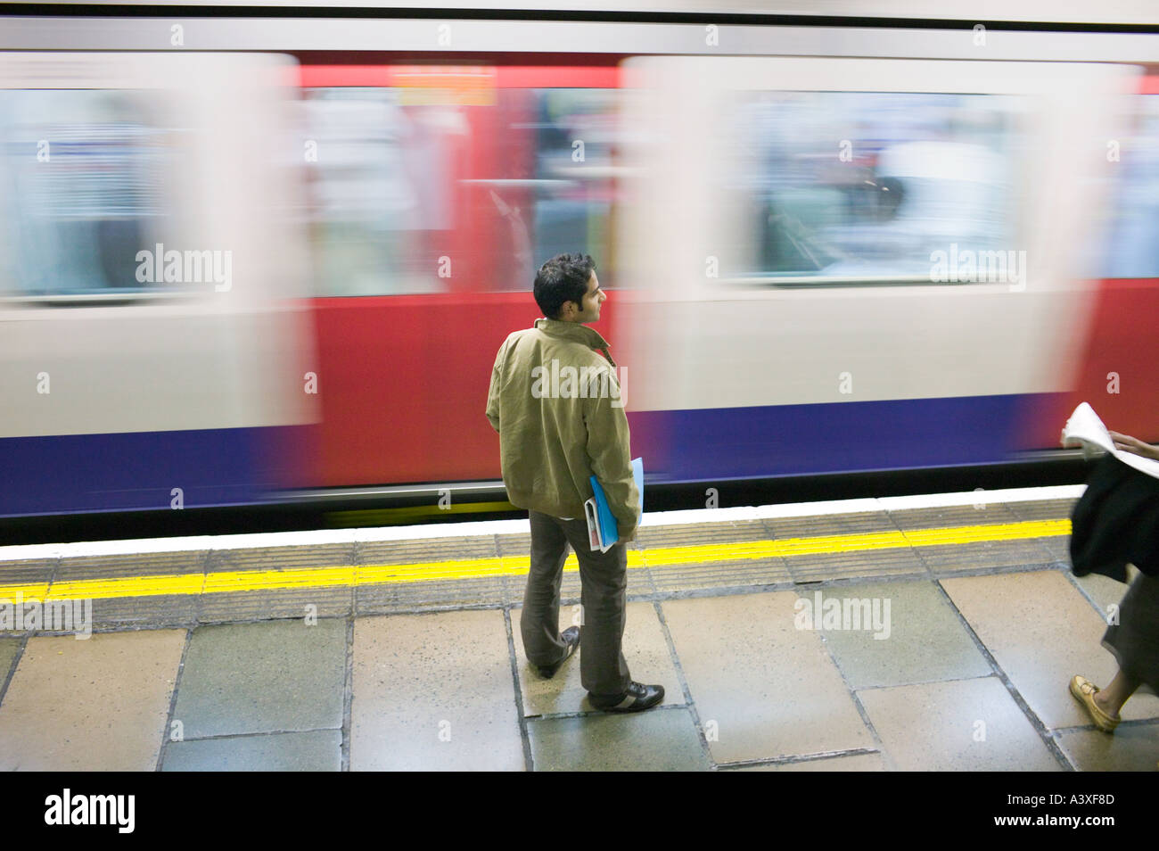 La piattaforma e i passeggeri sulla stazione della metropolitana di Londra Foto Stock