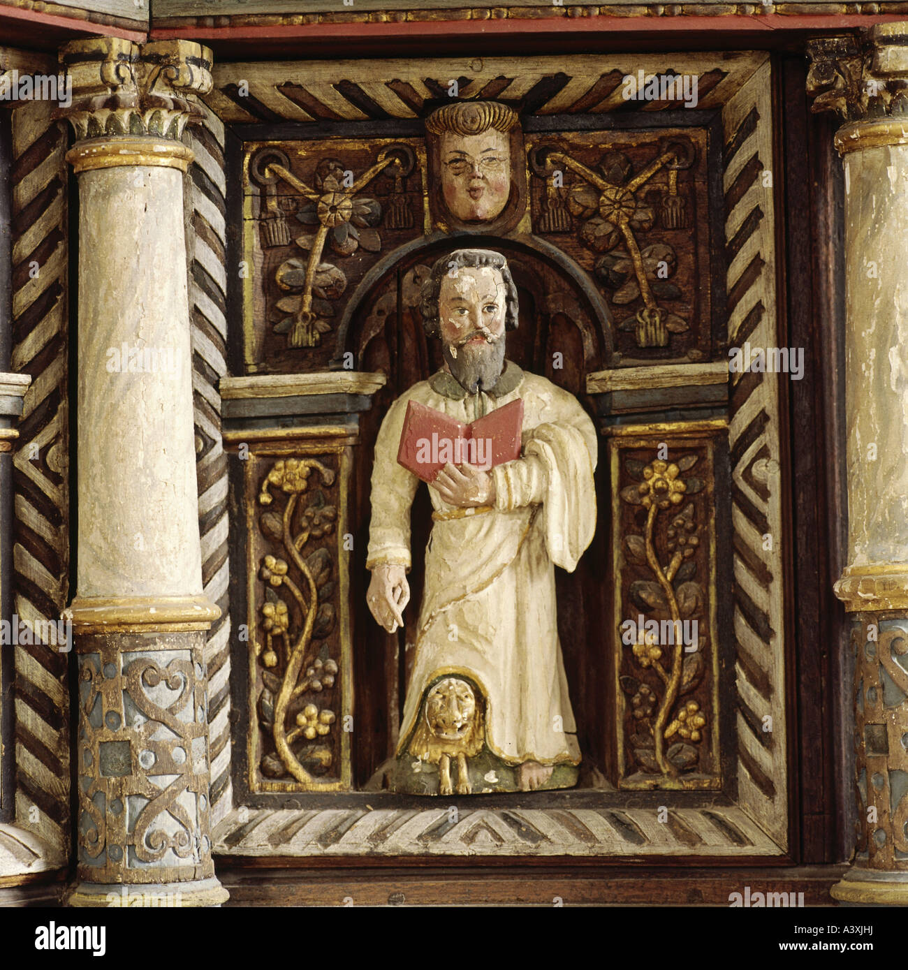 Belle arti, l'arte religiosa, Santi Marco Evangelista, scultura, legno dipinto, secolo XVII, pulpito di prua, cappella di legno di Amsberg Foto Stock