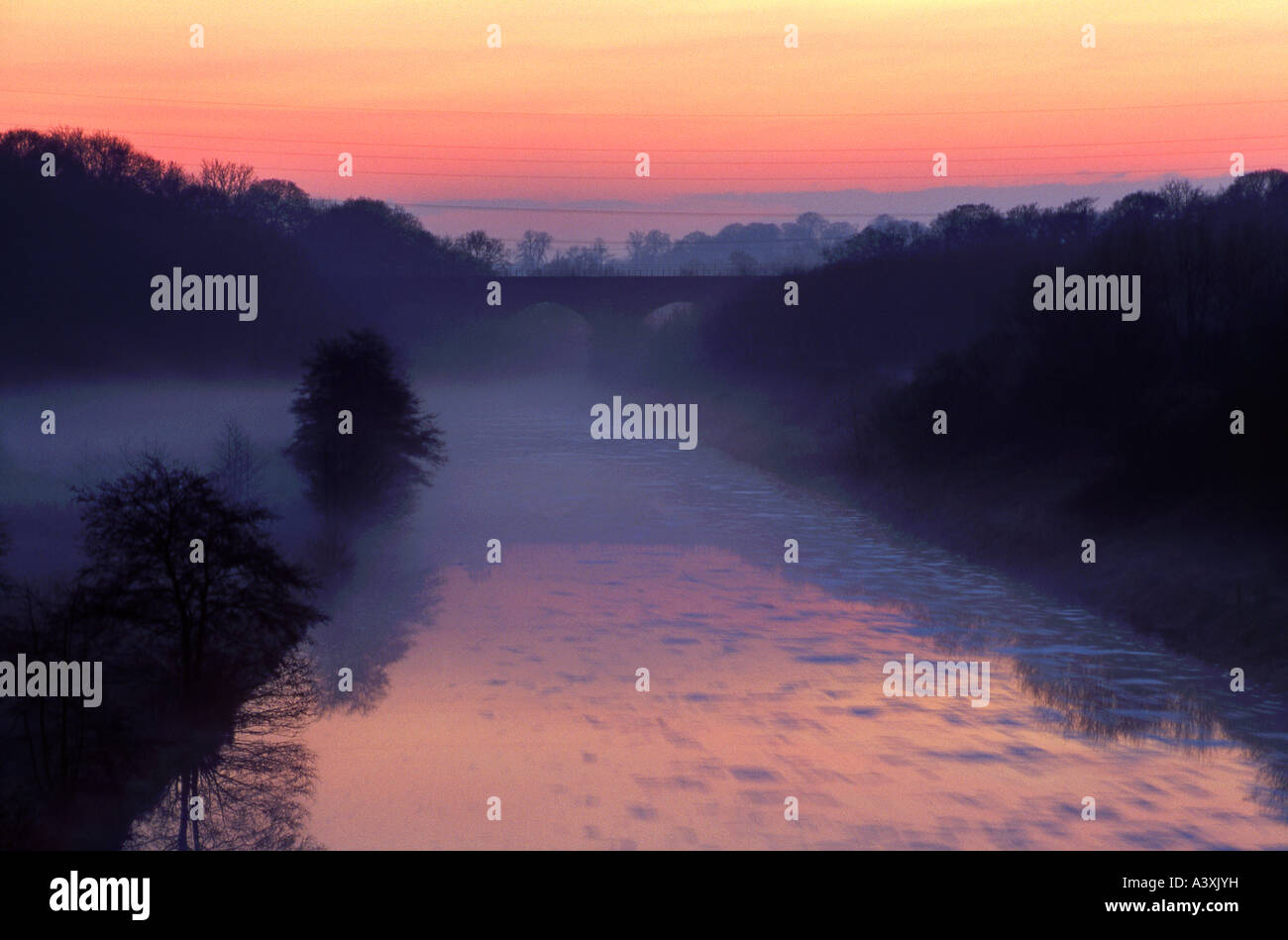 La mattina presto la nebbia avvolge il tessitore di navigazione, vicino a Northwich, Cheshire, Inghilterra, Regno Unito Foto Stock