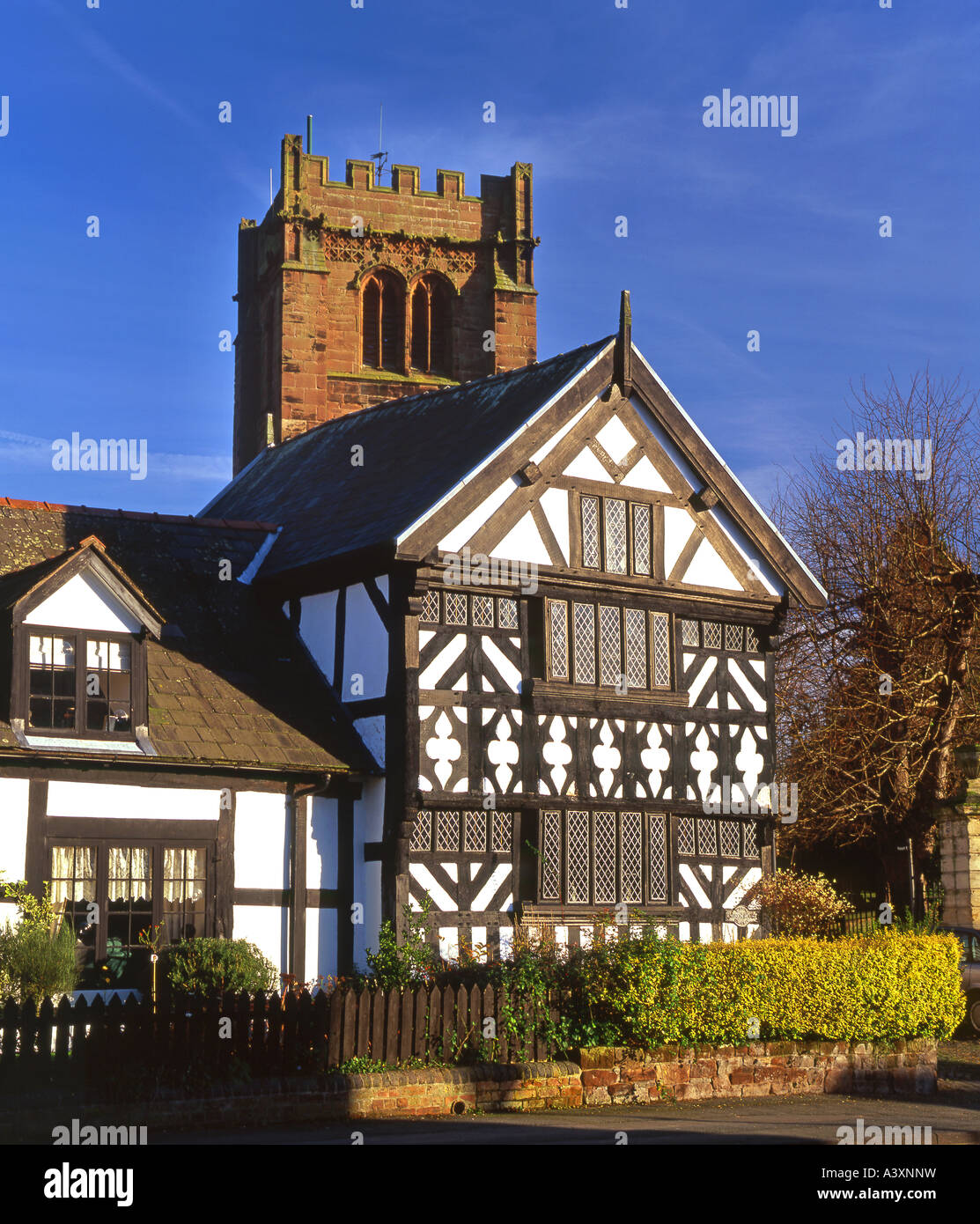 La Chiesa casa e St Andrews Chiesa torre, Church Street, Tarvin, Cheshire, Inghilterra, Regno Unito Foto Stock