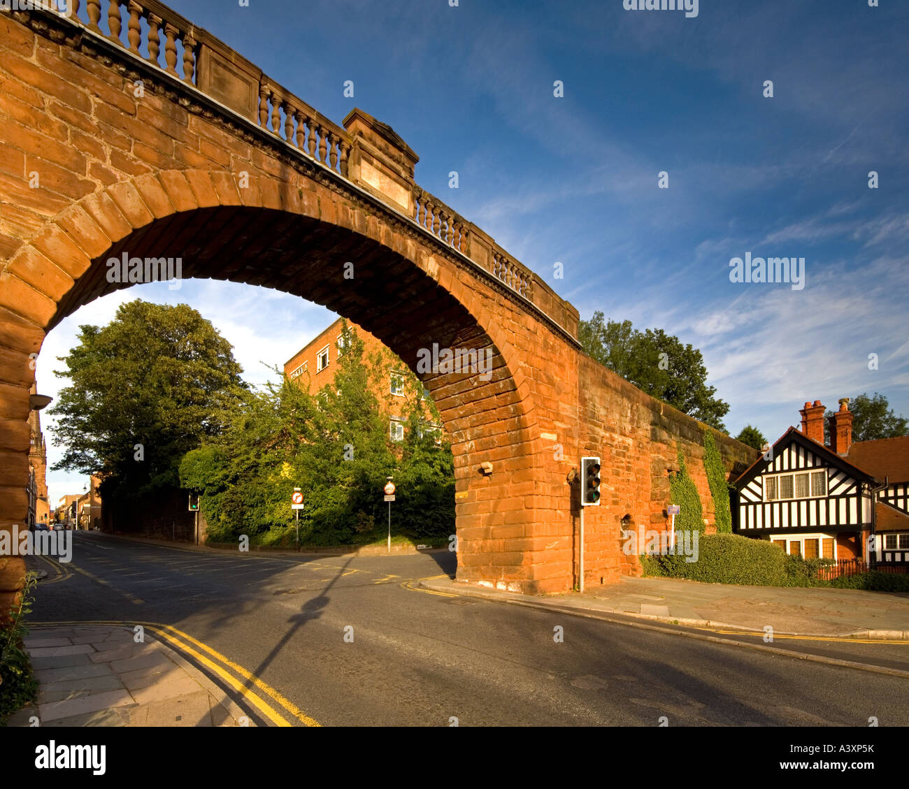 Watergate sulle mura della città, Watergate Street, Chester, Cheshire, Inghilterra, Regno Unito Foto Stock