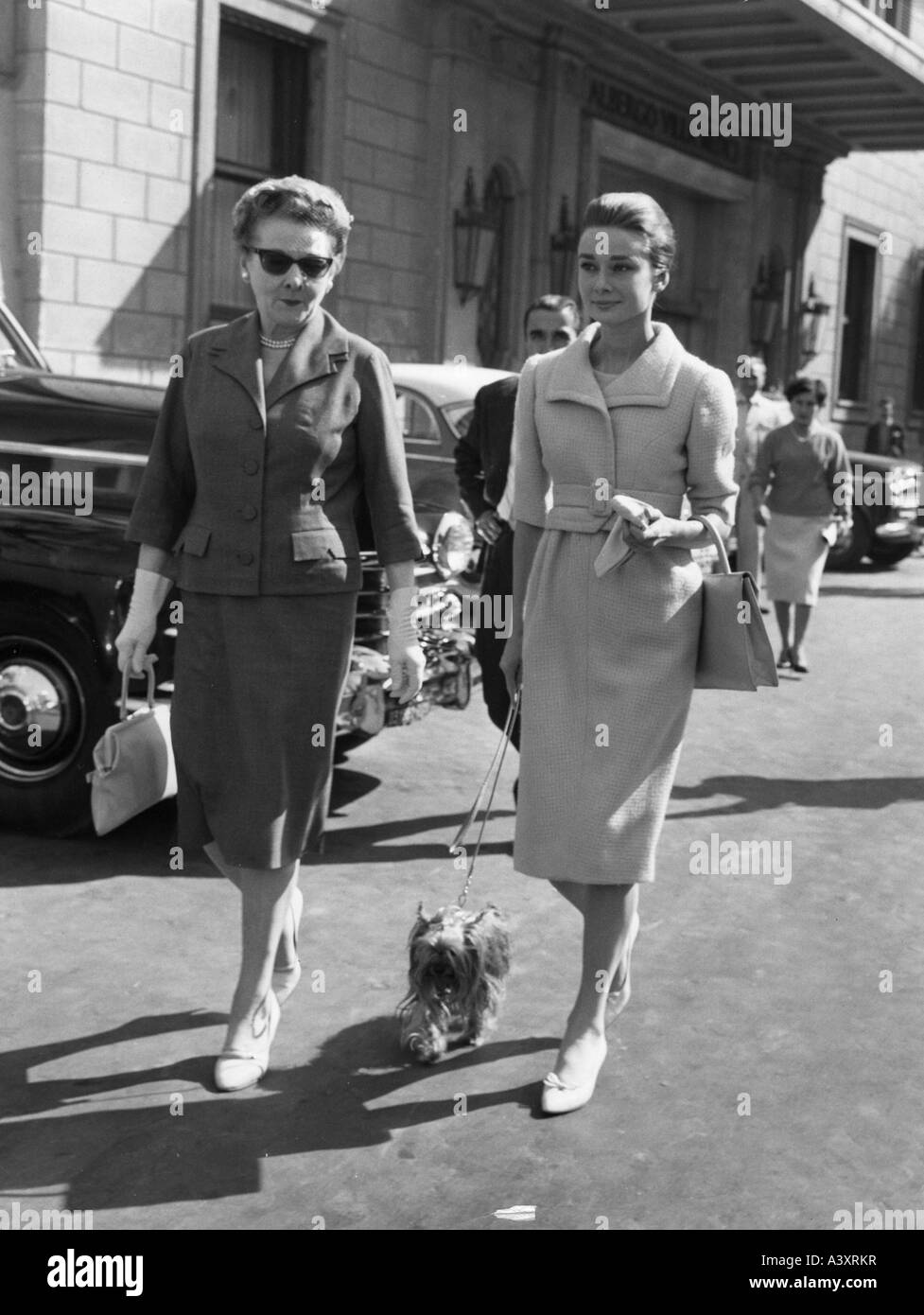 Hepburn, Audrey, 4.5.1929 - 20.1.1993, attrice britannica, a piena lunghezza e con la sua madre ella van Heemstra, (1900-1974), durante il cammino Foto Stock