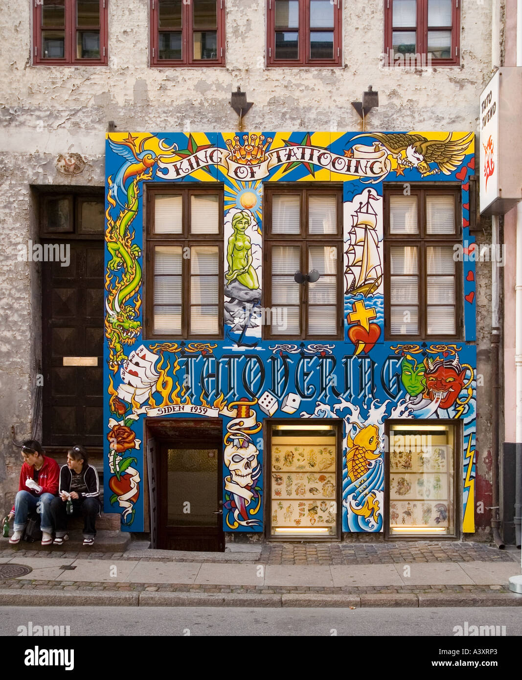 Copenhagen DANIMARCA vecchio salotto tattoo nella ex porto quartieri della capitale danese Foto Stock
