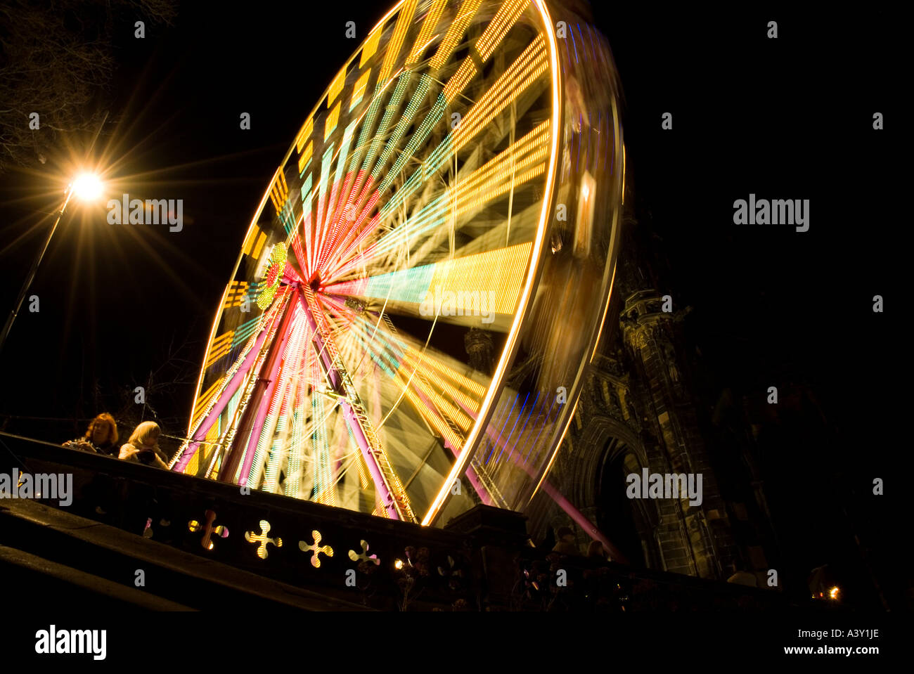 dh Street Fairground PRINCES ST GARDENS EDIMBURGO Grande ruota panoramica Cavalcare Inverno Wonderland funfair Capodanno di notte natale carosello persone Foto Stock