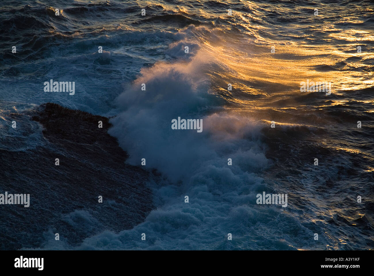 dh Surf mare onde rompere YESNABY ORKNEY su rocce seacliff break crash spray fresco selvaggio close up acqua spruzzi d'onda Foto Stock