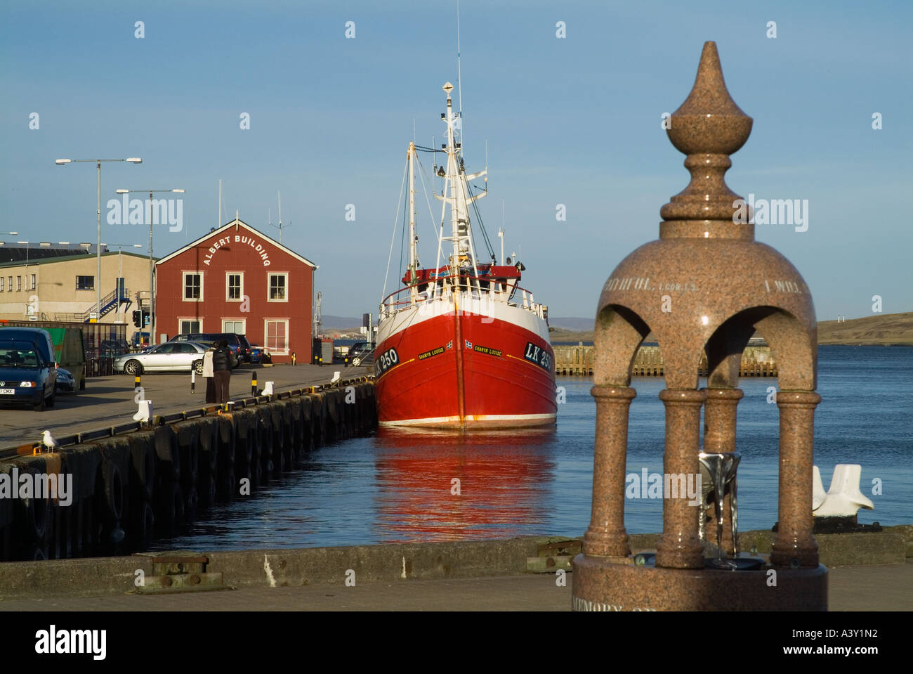 Dh Lerwick Harbour LERWICK SHETLAND Memorial fontanella Lerwick barca da pesca quayside Albert edificio Foto Stock