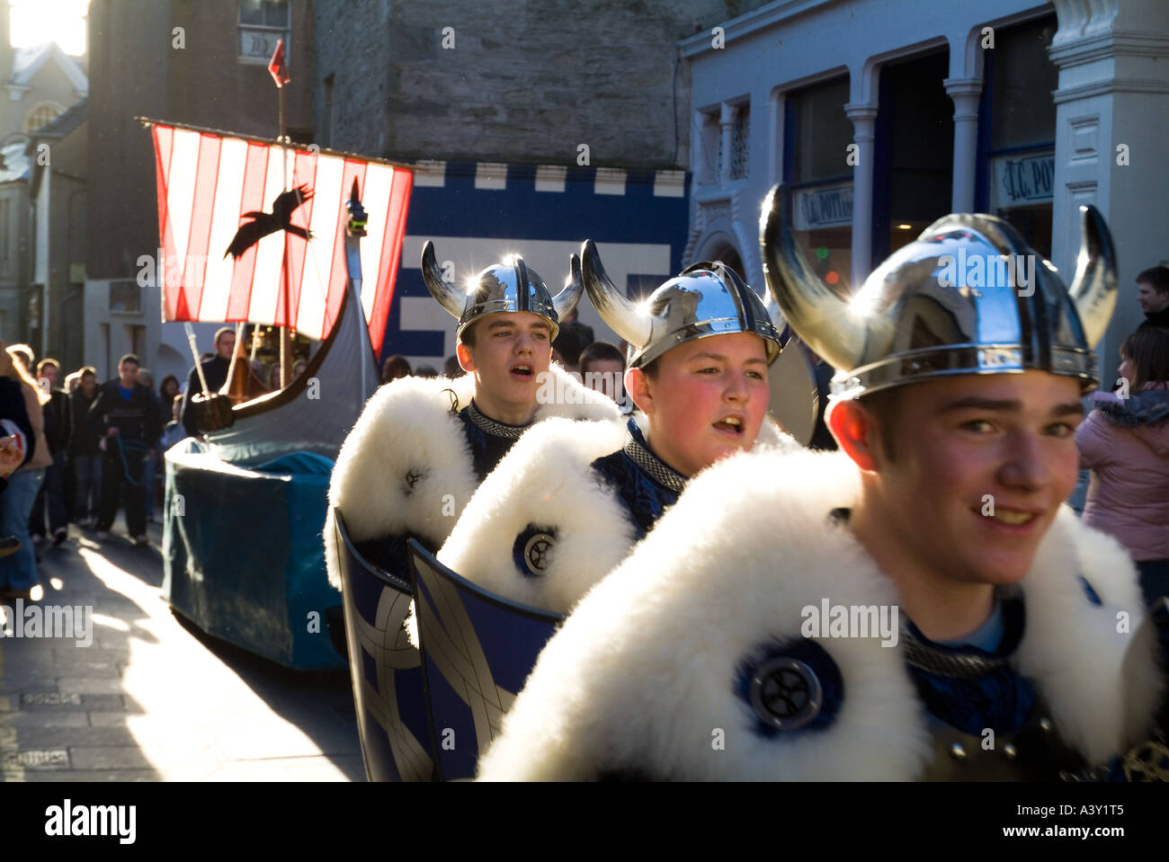 dh Up Helly AA processione LERWICK SHETLAND tifare Junior Guizer Jarl squad parading vichingo longship galley bambini bambini bambini ragazzi Foto Stock