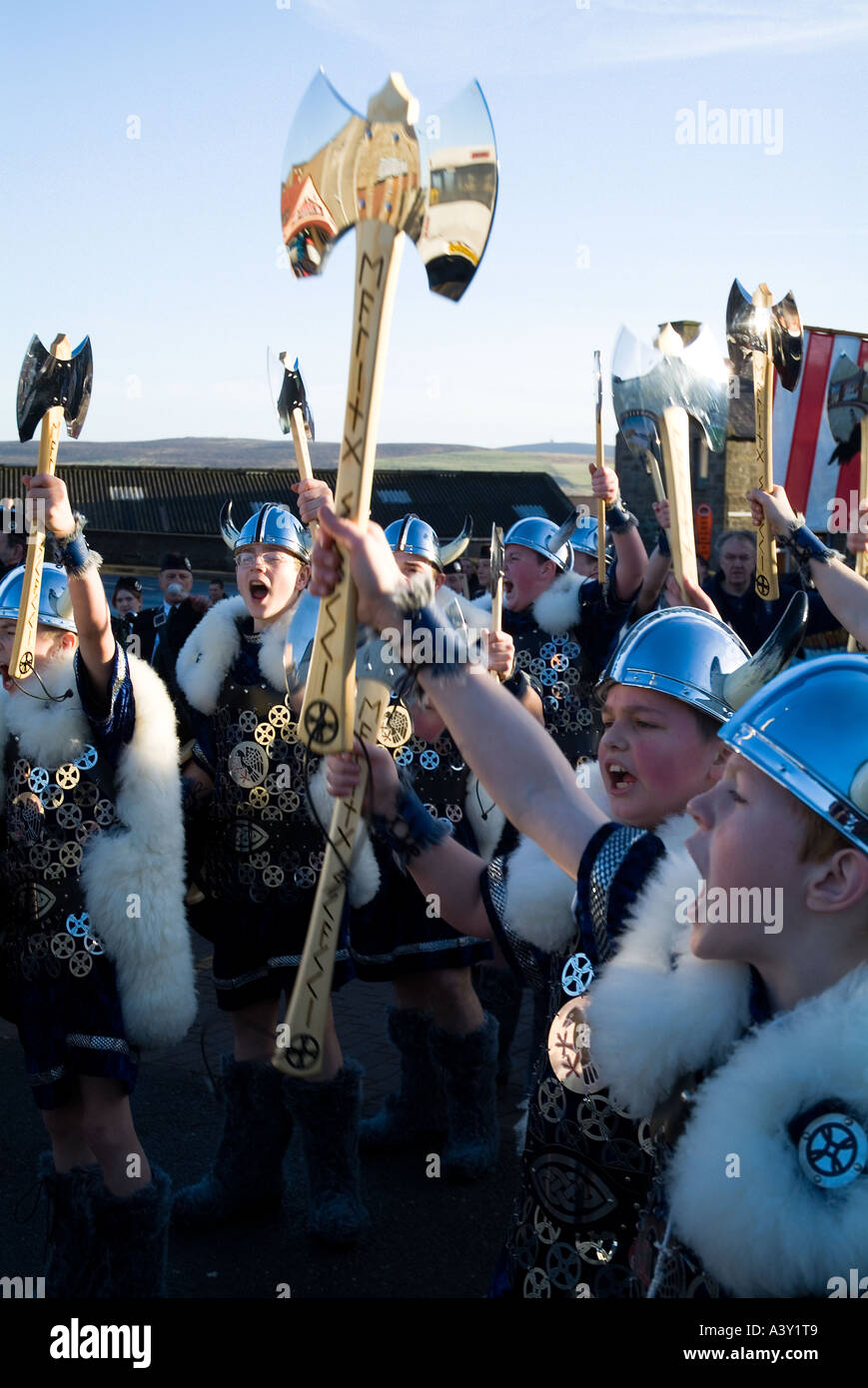 dh Up Helly AA processione LERWICK SHETLAND tifare Junior Guizer Jarl Viking squadra ragazzi ragazzi ragazzi ragazzi bambini ascia Foto Stock