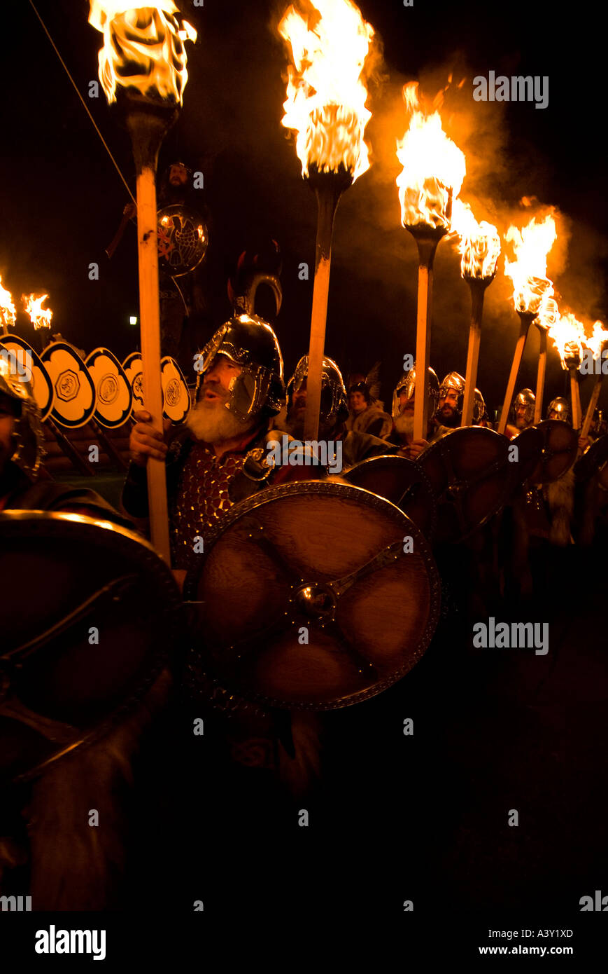 Dh Up Helly Aa fire processione LERWICK SHETLAND Vichinghi Viking parade torce jarl squad festival Foto Stock