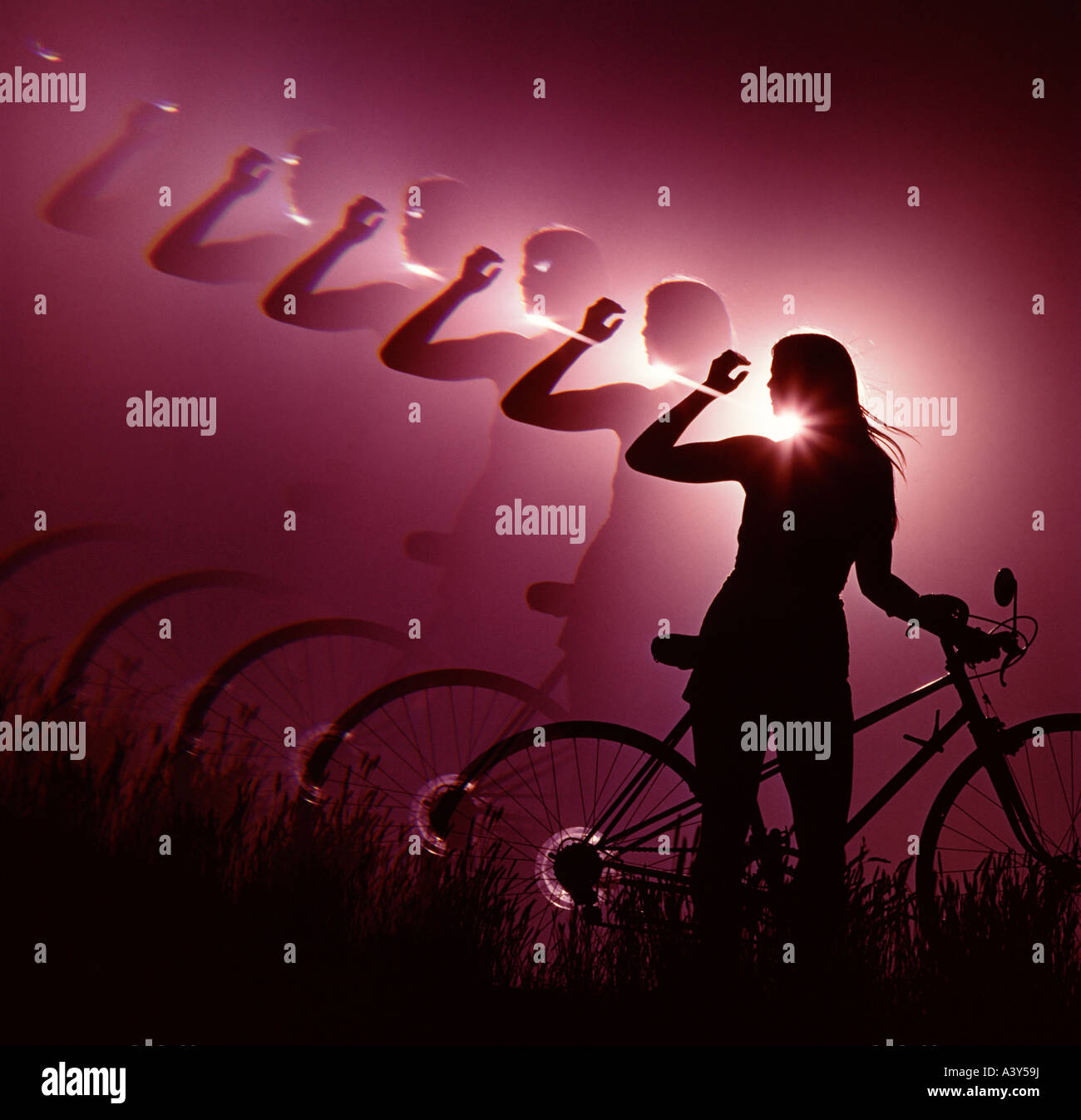 Ripetere la silhouette di donna giovane e bicicletta Foto Stock