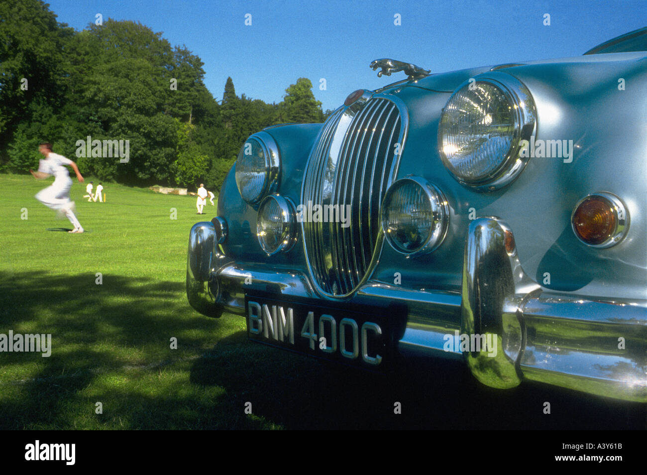 Jaguar Mk 2 berlina classica auto parcheggiata da un campo di cricket Foto Stock