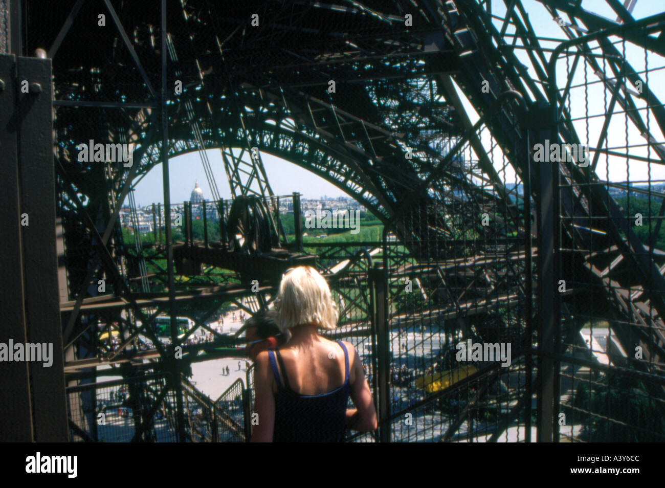Alla base della torre eifel parigi francia Foto Stock