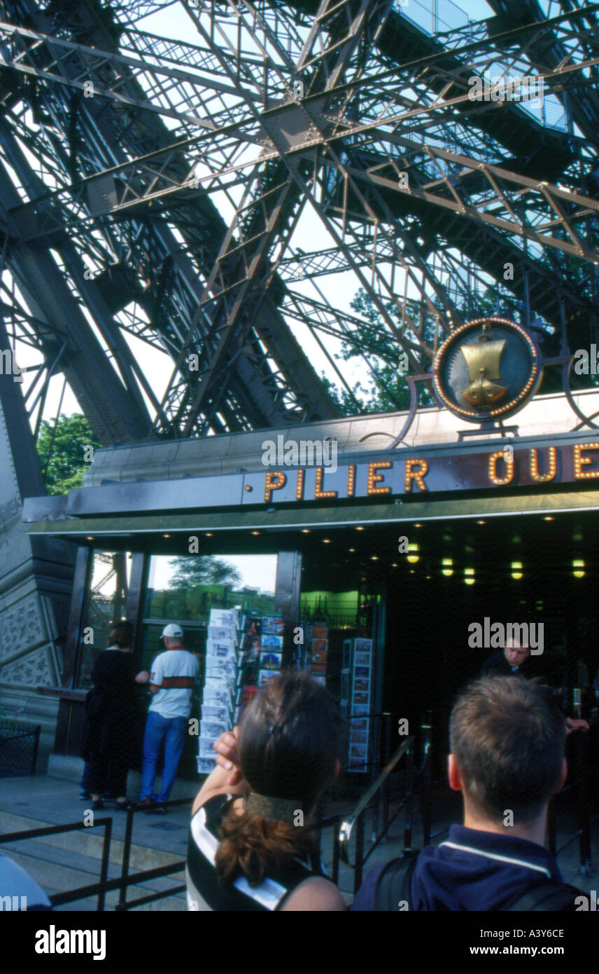 Alla base della torre eifel parigi francia Foto Stock