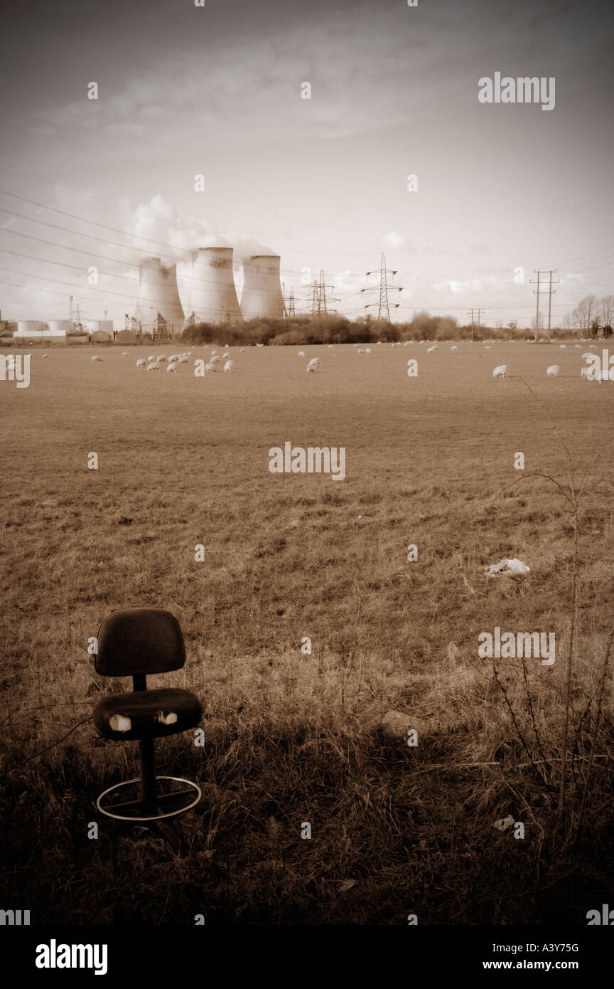 Didcot B Power Station con scartato mobili per ufficio in primo piano Foto Stock