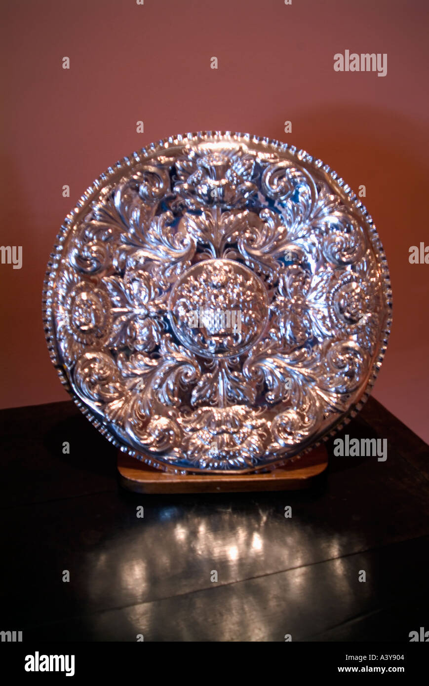 Reportage ritratto disegni illustrazione arte piatto metallico sulla tabella anteriormente alla parete la residenza del governatore generale del Canada Ottawa Cana Foto Stock