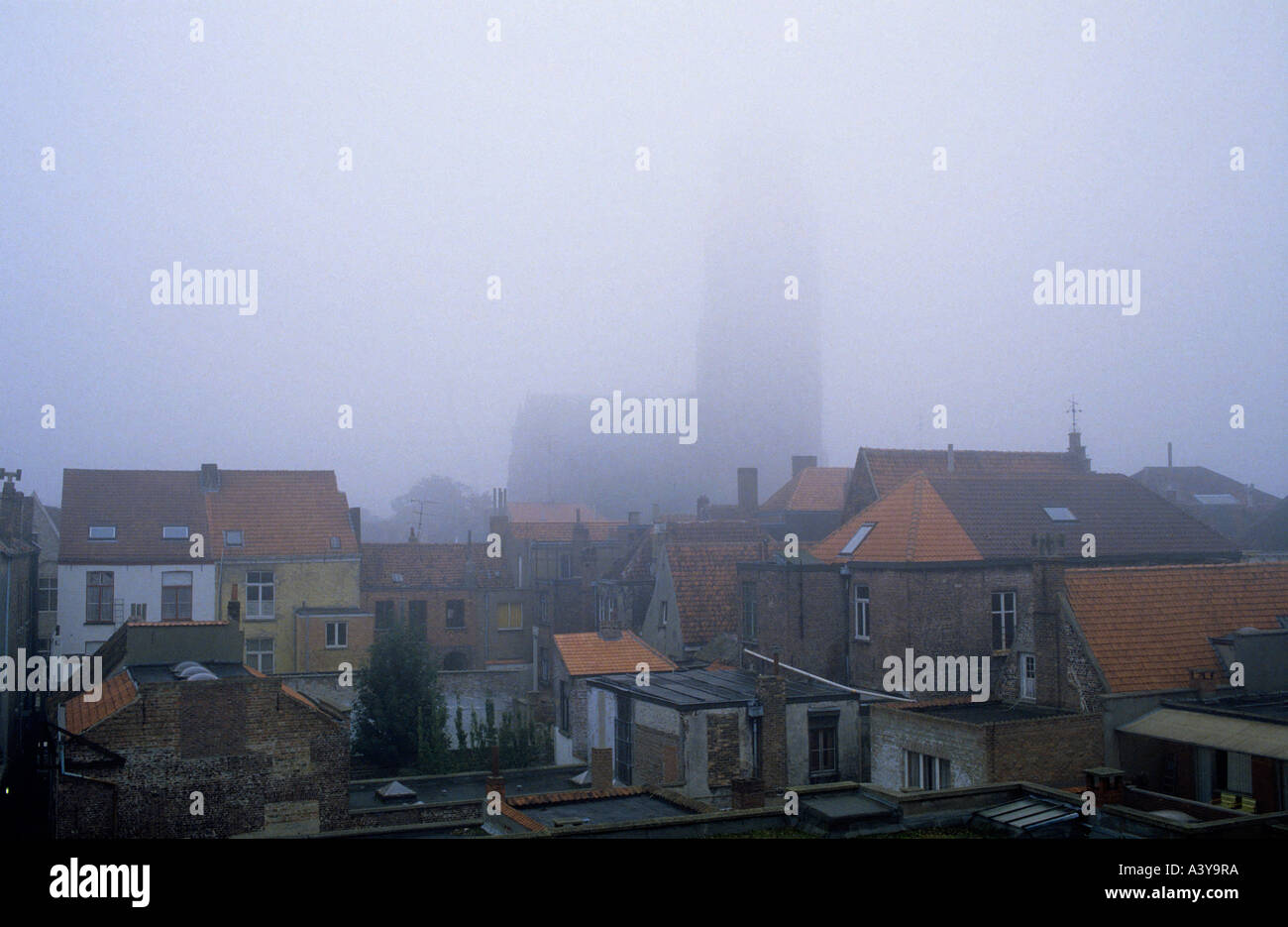 Città di Bruges a mattinata nebbiosa provincia delle Fiandre Belgio Foto Stock
