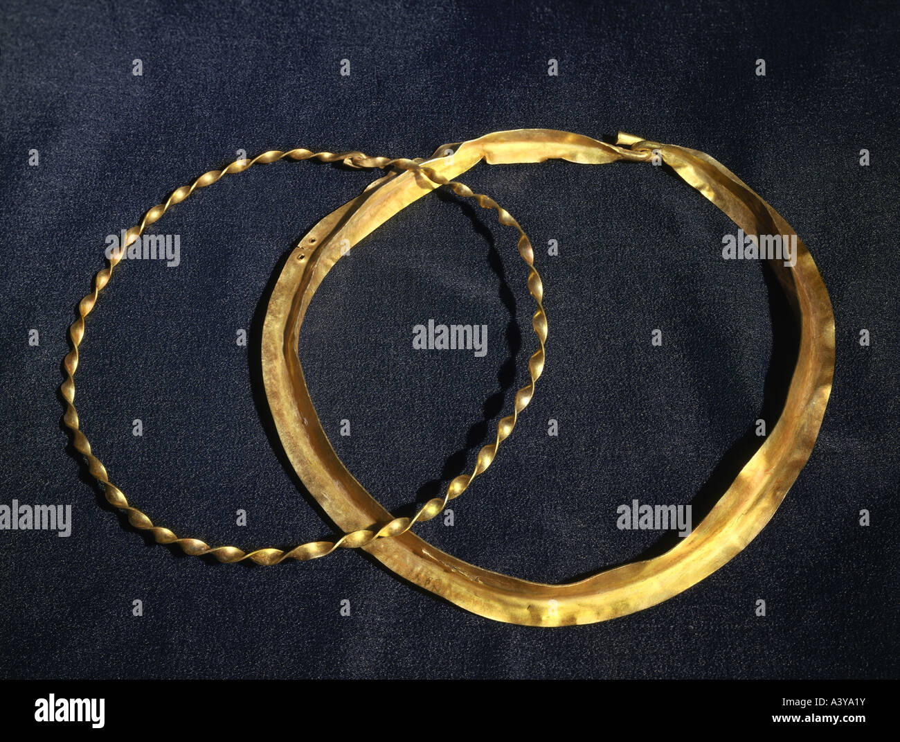 Belle arti, inizio storia, Irlanda, gioielli, due circlets, destra: torc, 1800 / 1600 BC, oro, Museo Nazionale dell'Irlanda, Foto Stock