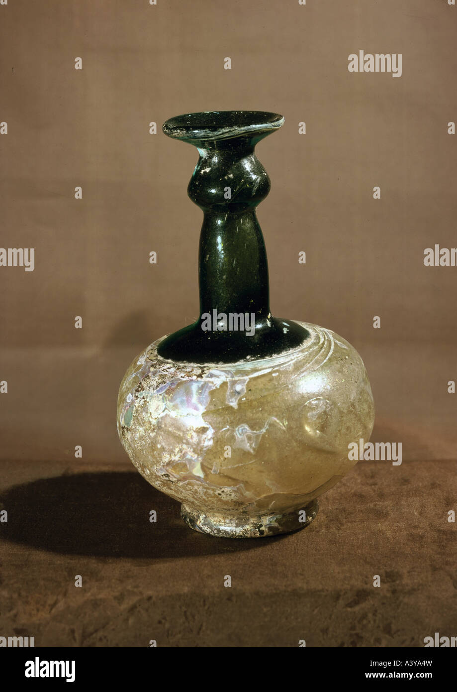 Belle arti, arte Islamica, craft / Artigianato, bottiglia di profumo, IX secolo, vetro, Iraqi National Museum, Baghdad, storico histori Foto Stock
