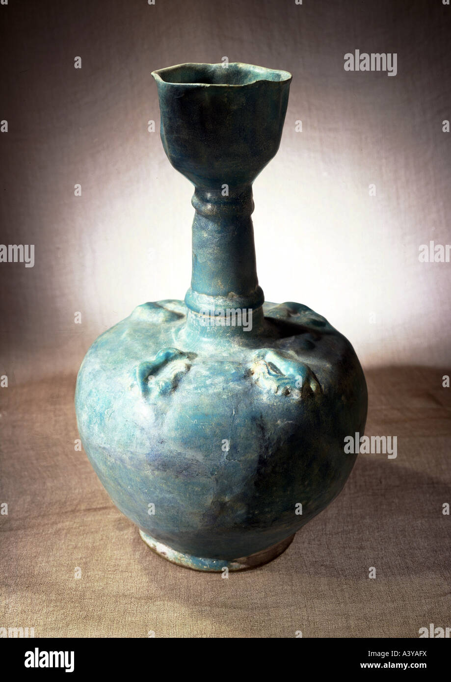 Belle arti, arte Islamica, craft / Artigianato, bottiglia, Nishapur, Iran, inizi del secolo XIII, ceramiche, smalti, Prof.Dr. S.Wichmann coll Foto Stock