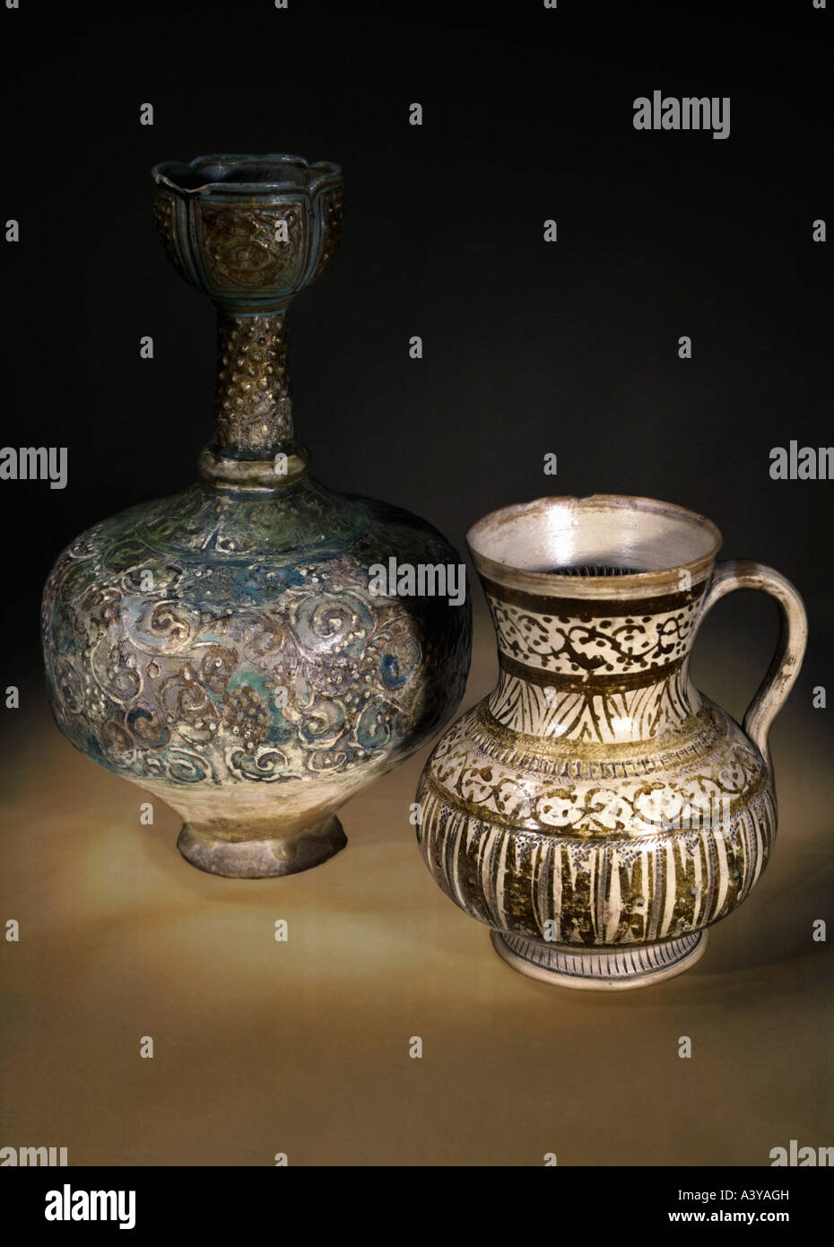 Belle arti, arte Islamica, craft / Artigianato, sinistra: bottiglia, mina i' tecnica, Iran, del XIII secolo, destra: mug, Valencia, Spagna, XVI Foto Stock