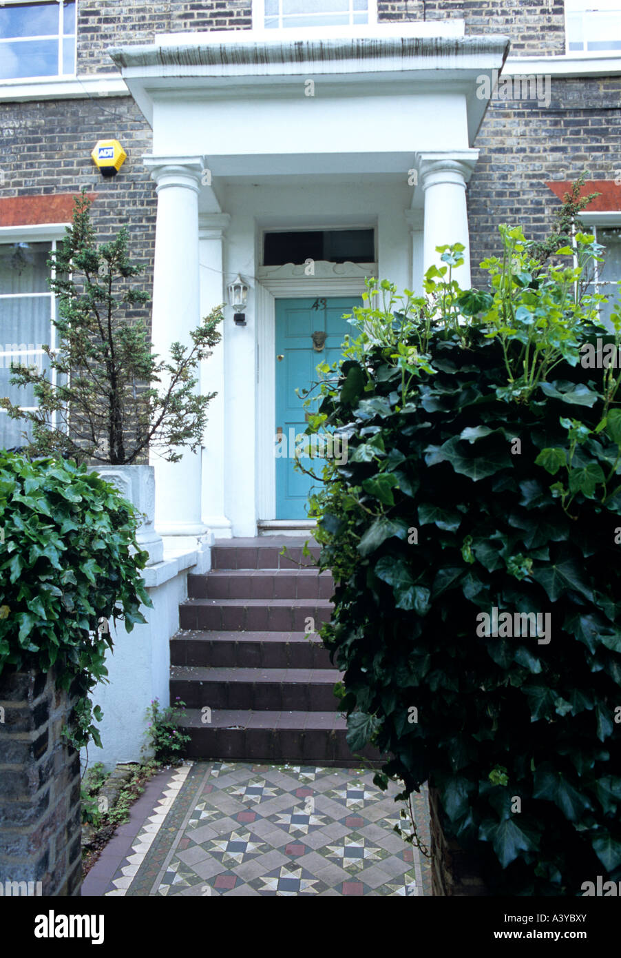 Fasi piastrellato e portico di una schiera di Victorian House di Londra Foto Stock