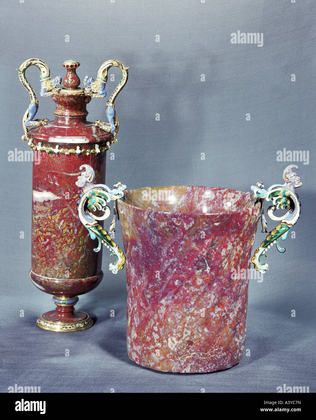 Belle arti, vaso, abbeveratoio, destra: Coppa con manici, sinistra: nave con cappuccio, secolo XVII, Jasper, oro, smalto, Louvre, Foto Stock