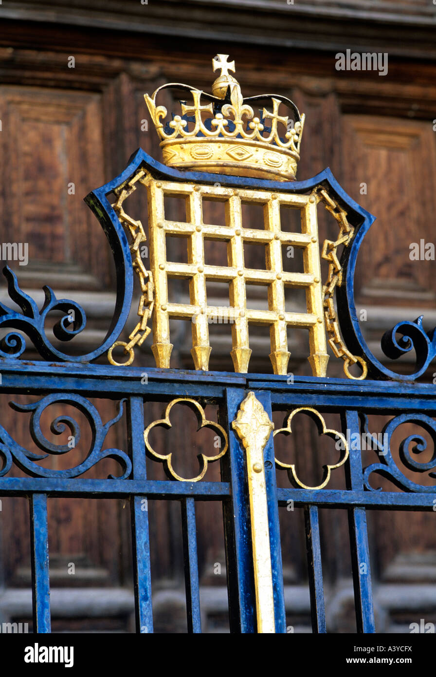 La portcullis sulle ringhiere in King's College di Cambridge, il simbolo di Enrico VII secondo la rivendicazione alla corona inglese Foto Stock