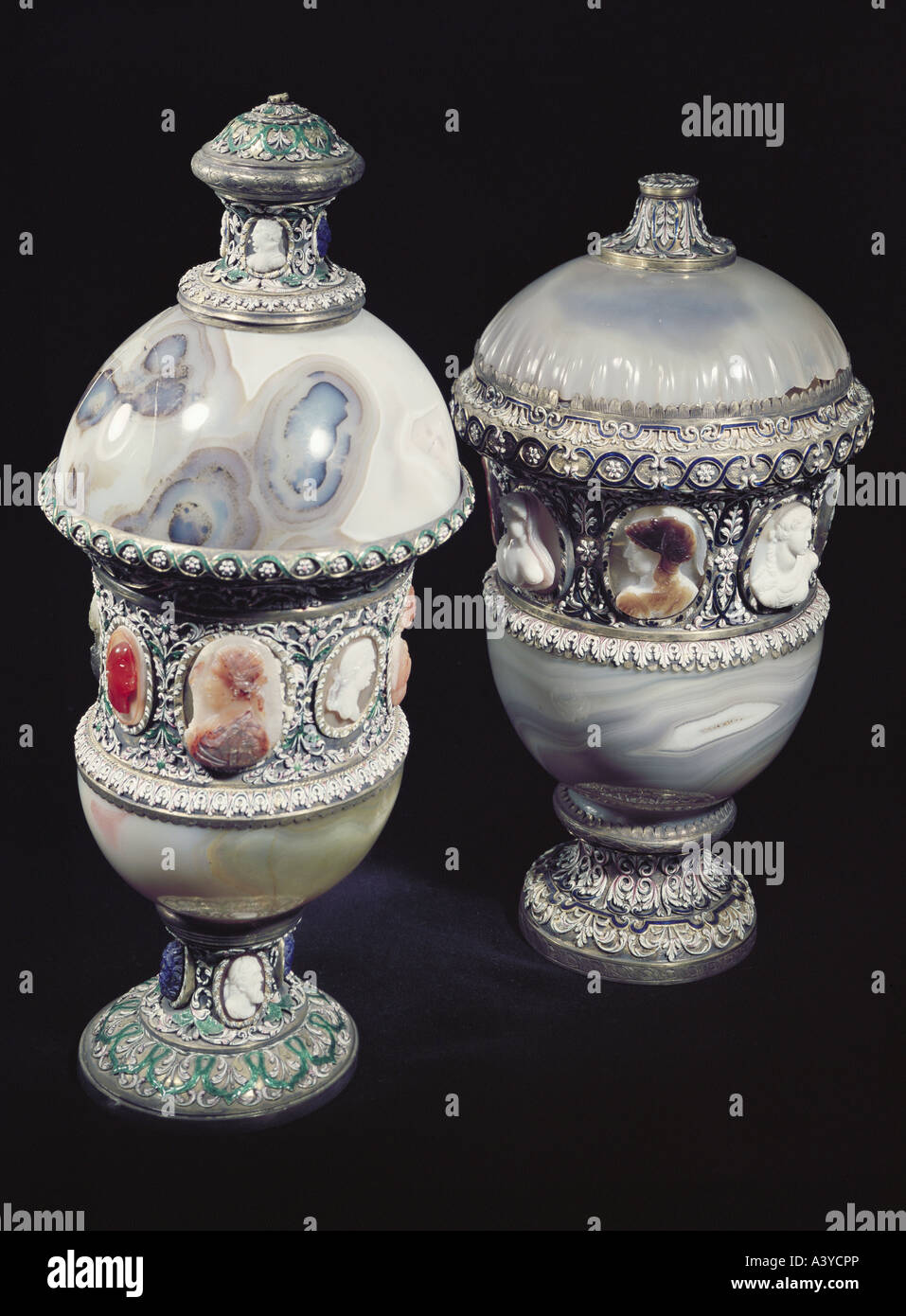 Belle arti, pezzo centrale, due vaso con cappuccio, XVI / xvii secolo, sinistra: calcedonio, argento, smalto, cammei, destra: argento dorato, Foto Stock