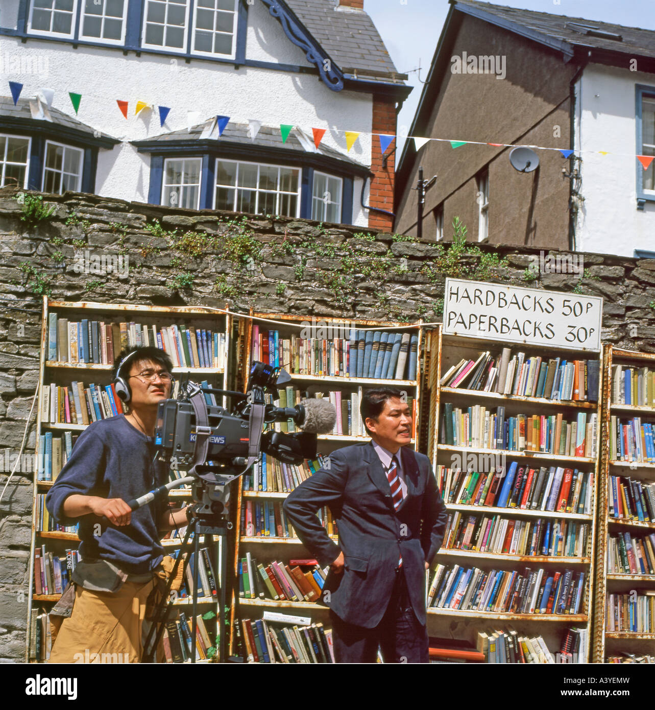 Film coreano video da videocamera equipaggio al Festival di Fieno Hay-on-Wye, Wales, Regno Unito Foto Stock