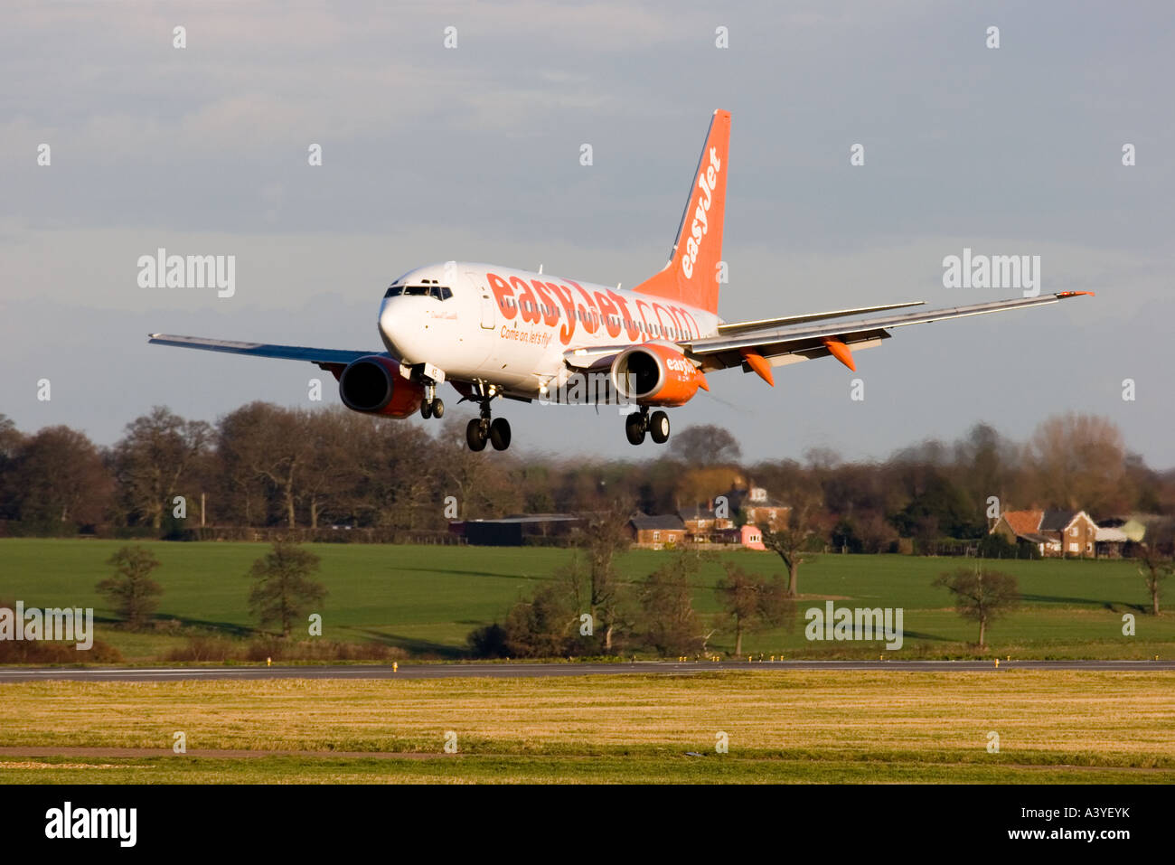 EasyJet Airlines Boeing 737-73V in atterraggio a Londra Luton Foto Stock
