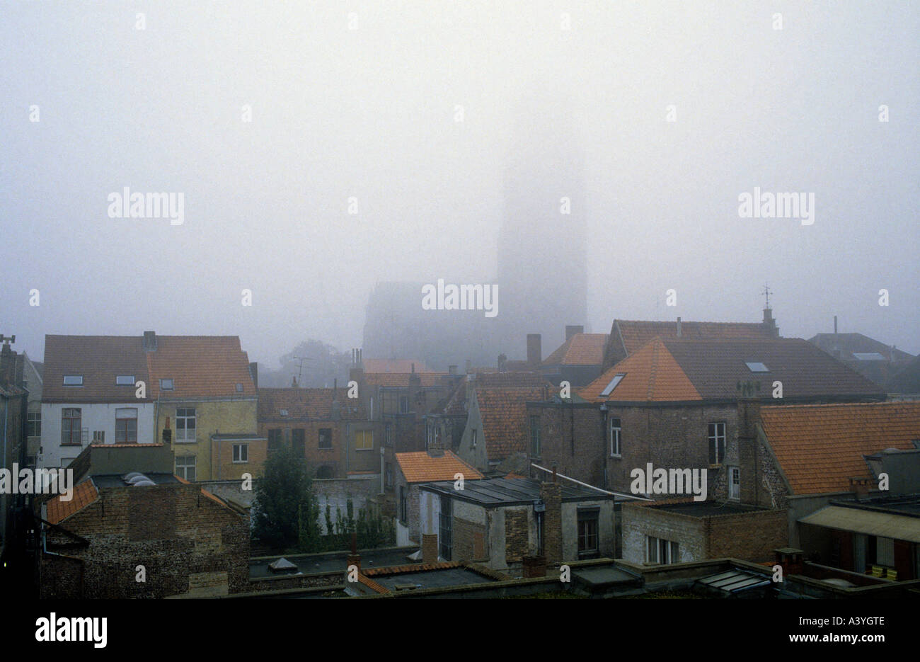 Ottimizzazione digitale città di Bruges a mattinata nebbiosa provincia delle Fiandre Belgio Foto Stock