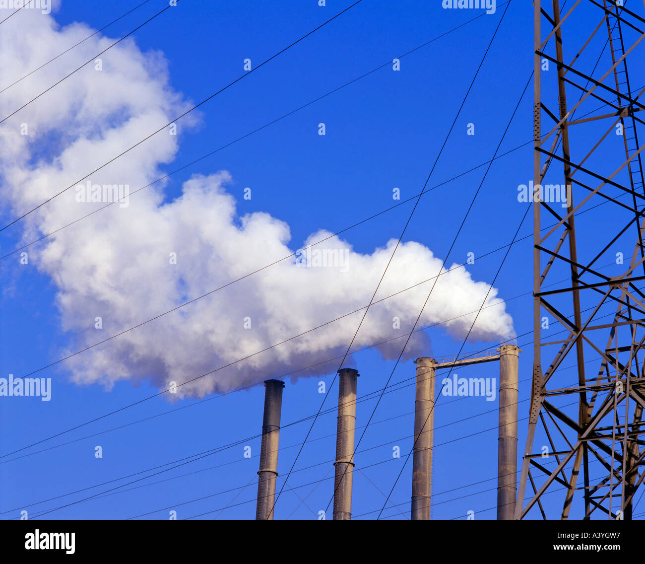 Elevata tensione di alimentazione linee e fumaioli della centrale termoelettrica di potenza vicino alla città di Liegi in Belgio Foto Stock