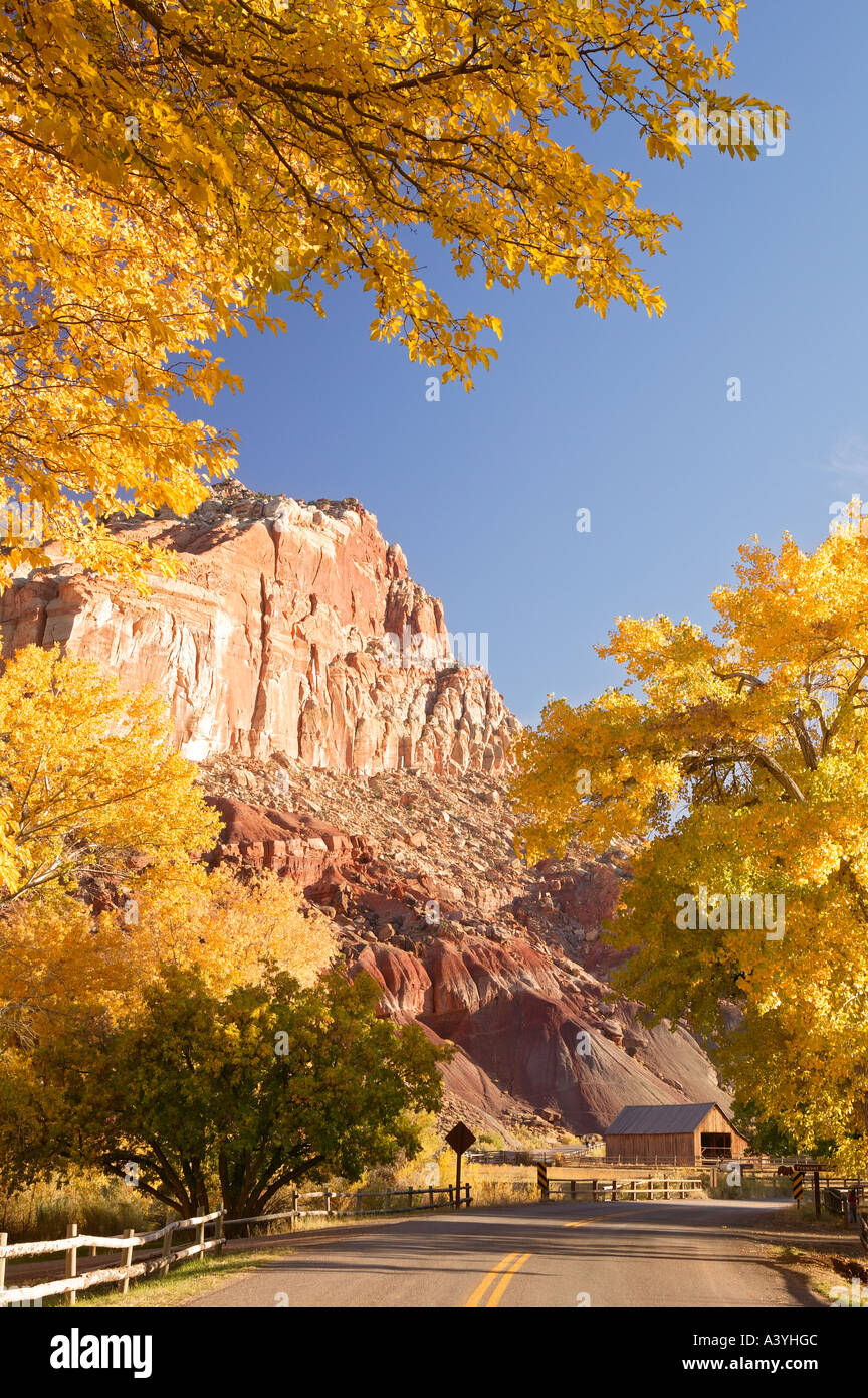 La strada lungo con la vecchia fattoria in Fruita Capitol Reef National Park nello Utah Foto Stock