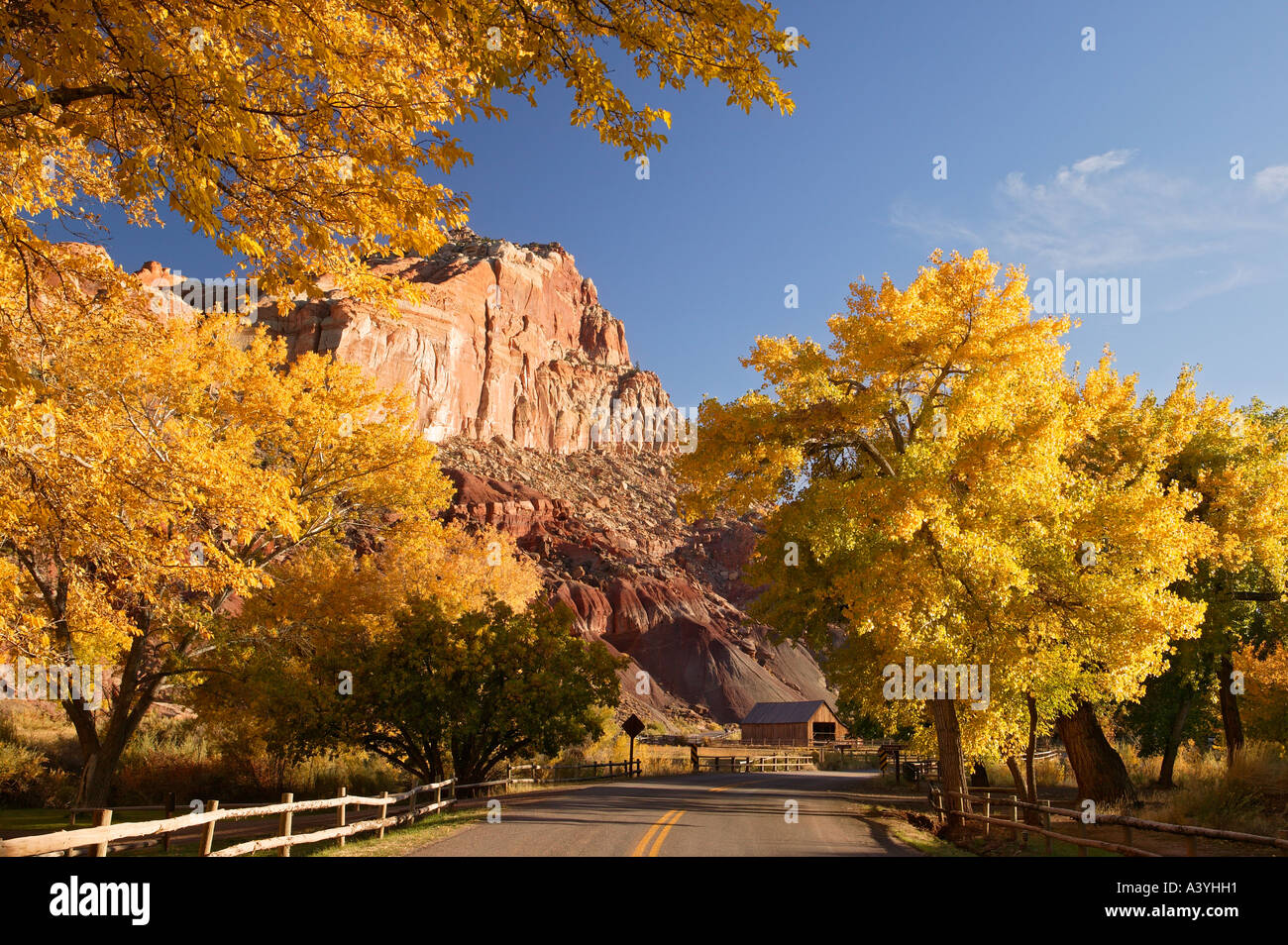 La strada lungo con la vecchia fattoria nel capitale Fruita Capitol Reef National Park nello Utah Foto Stock