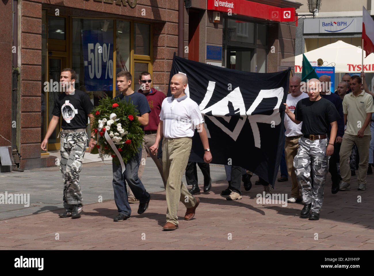 Dimostrando fascista in Polonia i sostenitori del Fronte nazionale portando un banner attraverso le strade Foto Stock